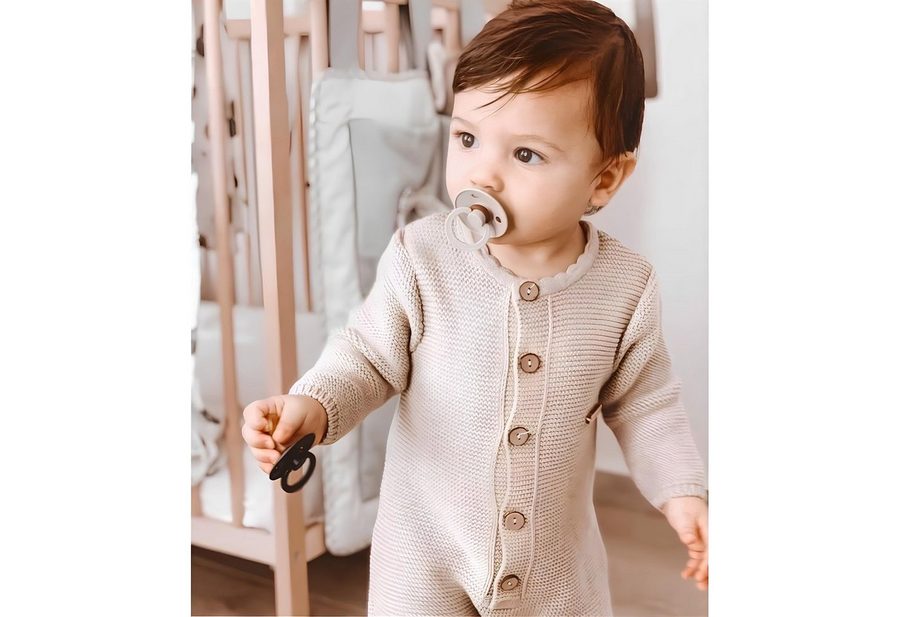Minora Strickkleid Minora Gestrickter Unisex Strampler