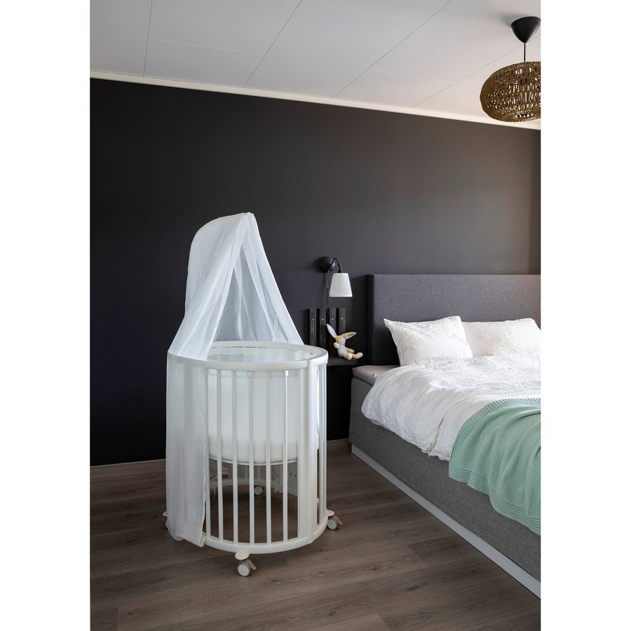 Stokke® Sleepi™ Bundle Sleepi Mini inkl. Umbausatz, 2 Matratzen und Spannbettücher, Himmelstange und Himmel von Stokke