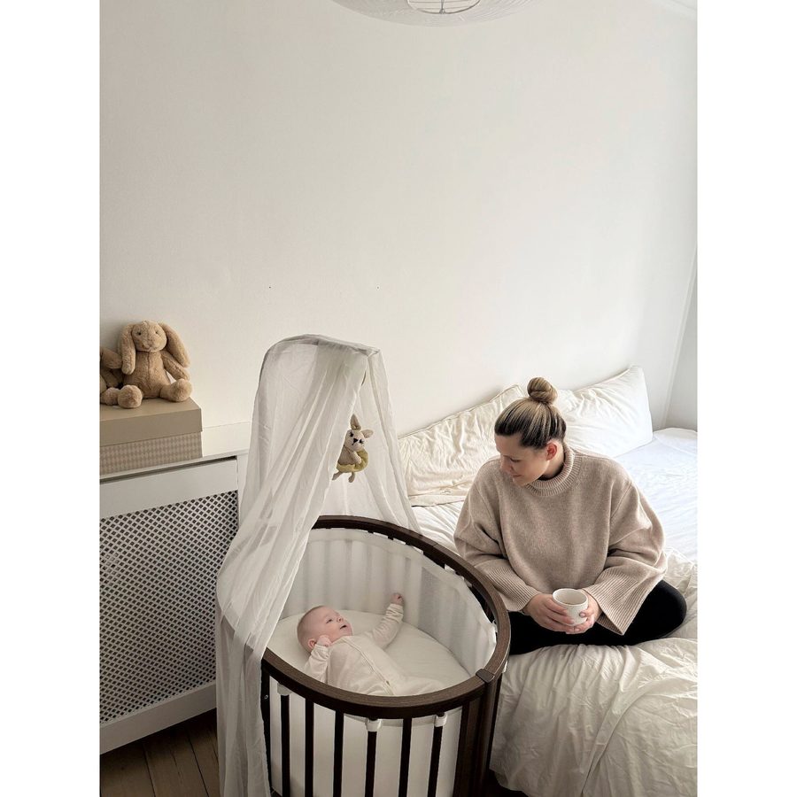 Stokke® Sleepi™ Bundle Sleepi Mini inkl. Umbausatz, 2 Matratzen und Spannbettücher, Himmelstange und Himmel von Stokke