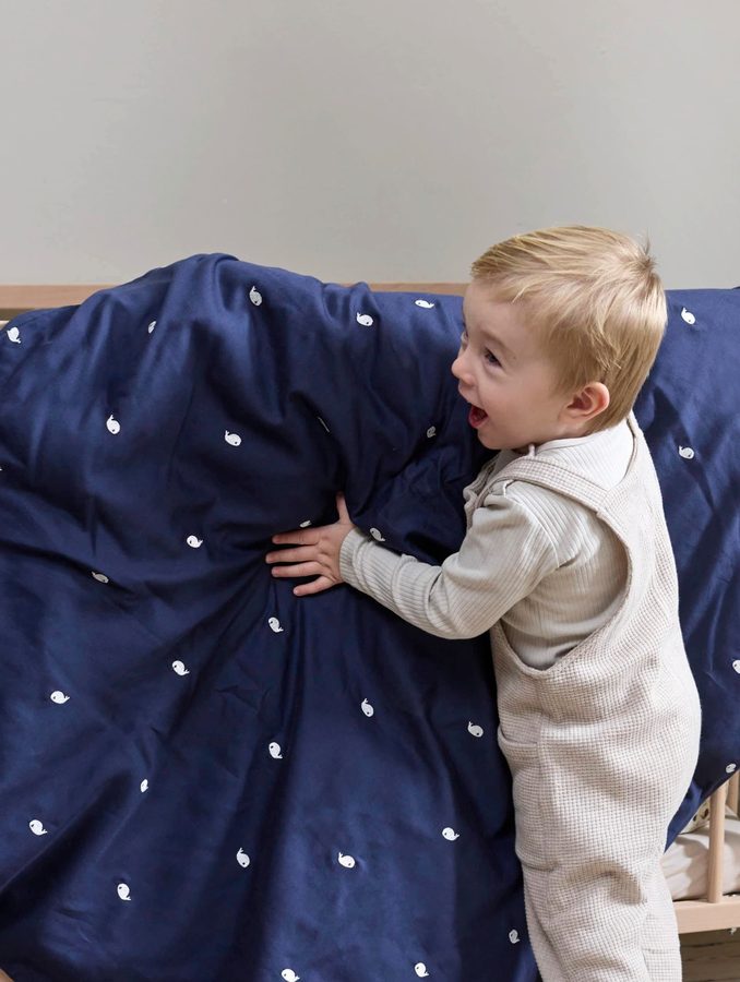 Filibabba Junior Bettwäsche GOTS (100x140 cm) - Wal Christian Stickerei - Midnight von FILIBABBA