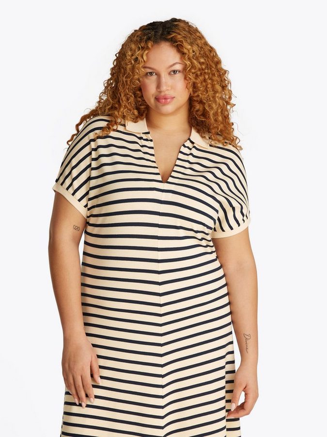 Tommy Hilfiger Curve Midikleid CRV LYOCELL OPEN-NK MIDI DRESS in Großen Größen, Logostickerei, V-Ausschnitt