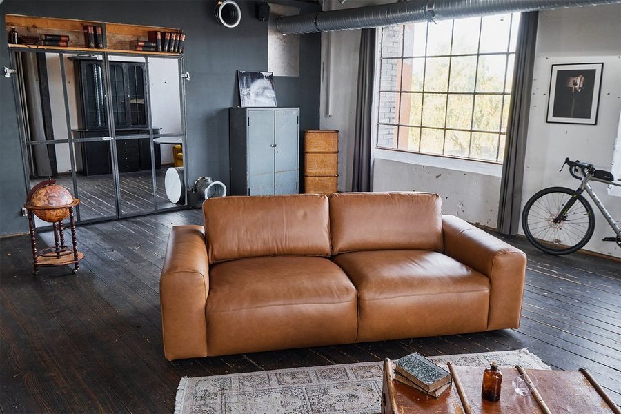 KAWOLA Sofa BODHI Leder Couch - Gemütlichkeit - Wohnzimmer Sofa, Modernes Sofa für Drei, hochwertiger Bezug, toller Sitzkomfort