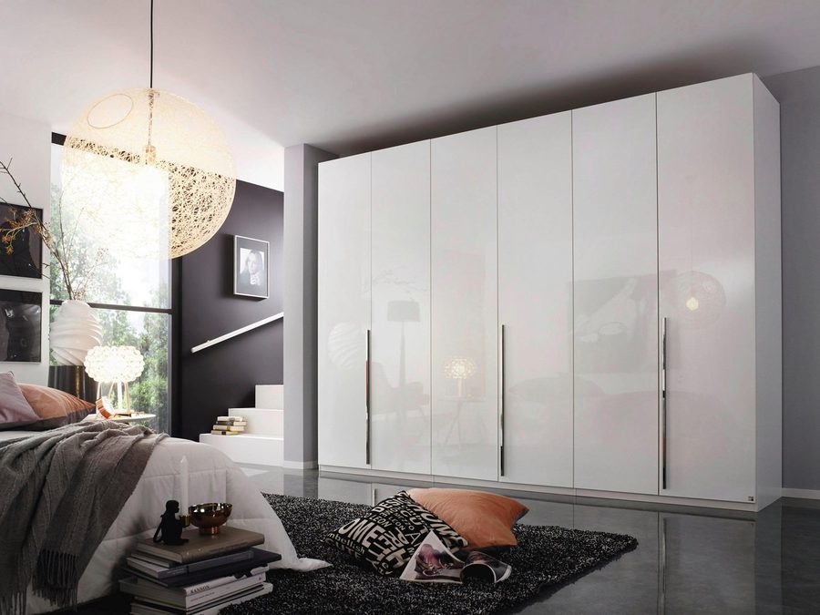 rauch Drehtürenschrank Kleiderschrank Schrank Garderobe Wäscheschrank BESTSELLER MONTCLAR (3 Ausstattungen BASIC/CLASSIC/PREMIUM (SOFT-CLOSE), Breiten 201-400 cm) Front in Glas/Hochglanz/Dekor/Grauspiegel in 5 Breiten MADE IN GERMANY