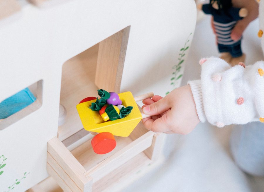 Plantoys Puppenhaus Öko möbliert