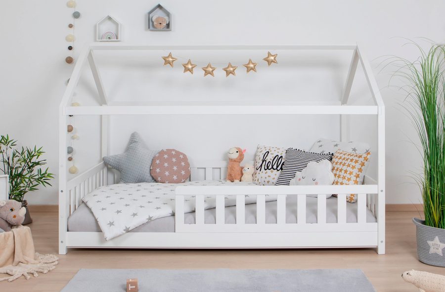 Ticaa Kinderbett Hausbett "Kay" 120x200 Kiefer weiß für Jungen & Mädchen, inkl. Rolllattenrost, Rausfallschutz variabel, Montessori Bett weiß aus... von TICAA